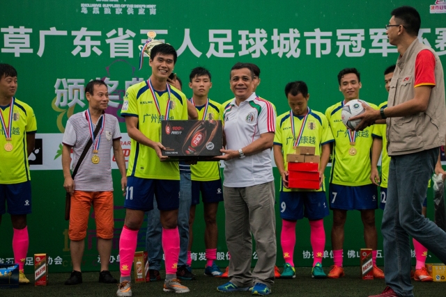 张檬回郑州探亲，素颜与家人乐享游乐场时光
