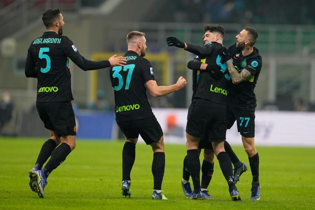 蓝白合作破裂之际，郑丽文黄国昌亮相同台，沈伯洋活动被指造势夸大